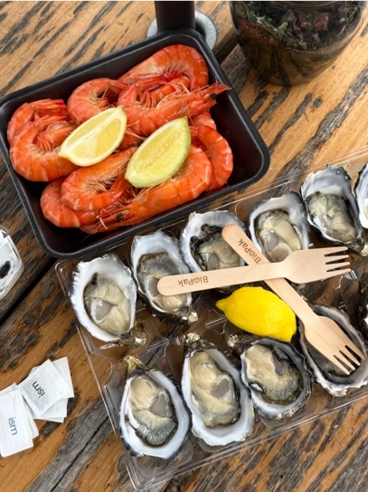 Oyster Shed 的太平洋生蚝和虎虾